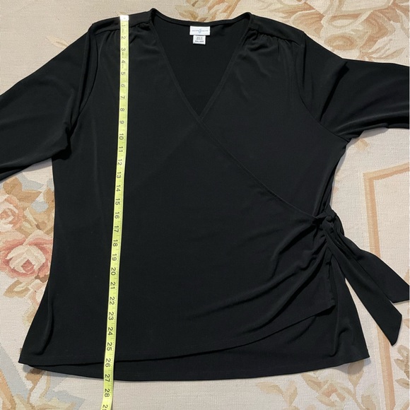 Fun and sexy XXL black wrap top by Jaclyn Smith - Picture 5 of 8